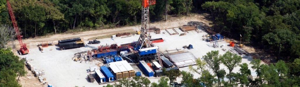 Débitmètre clamp-on non intrusif utilisé sur un site de forage pour la mesure du débit massique et de la densité des eaux usées de halage issues du reflux