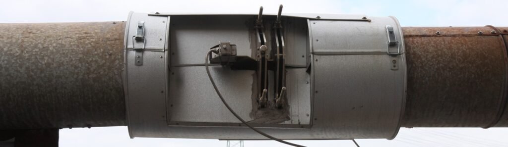 Débitmètre clamp-on non intrusif installé sur une conduite de bitume à 370 °C pour la mesure de débit en raffinerie pétrolière