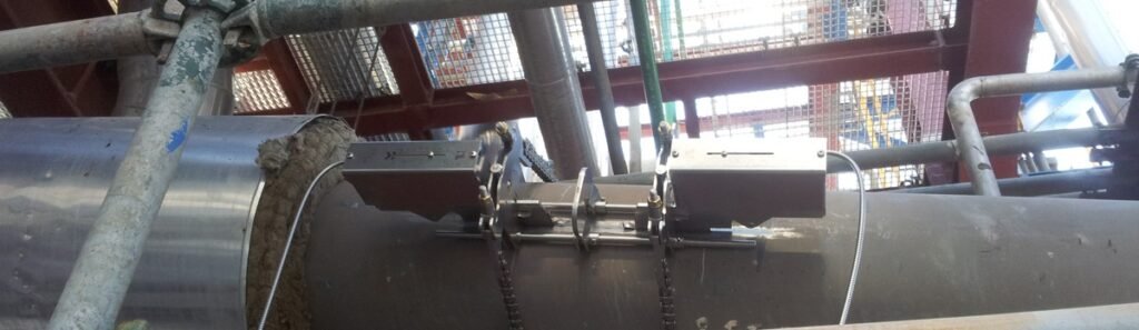 Débitmètre clamp-on non intrusif installé sur une conduite de gasoil lourd pour la mesure de débit à haute température en zone ATEX
