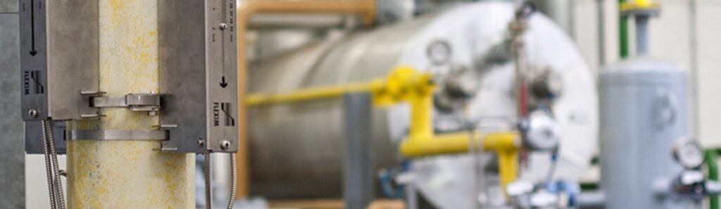 Débitmètre clamp-on non intrusif installé sur une conduite de gaz pour la mesure du débit lors du processus de déshydratation du gaz naturel