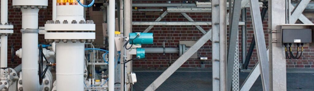 Débitmètre clamp-on non intrusif installé sur une conduite de gaz pour la surveillance du débit dans une installation de compression