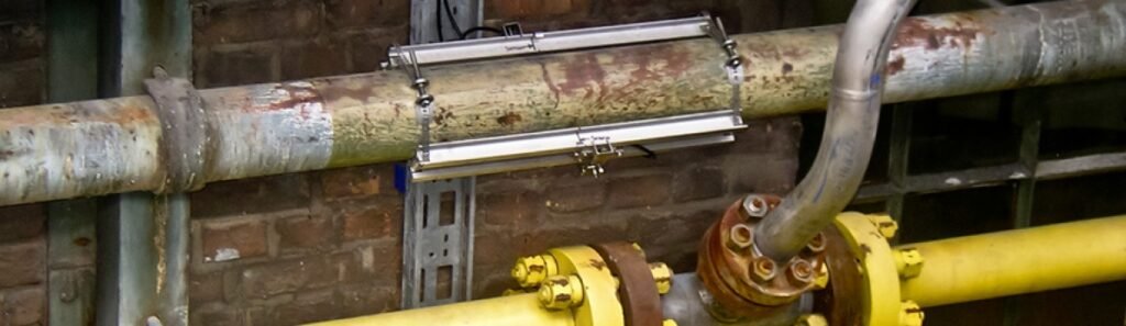 Débitmètre ultrason non intrusif de type clamp on installé sur une conduite industrielle transportant de l’hydrogene gaz permettant une mesure de débit non intrusif sans perçage ni modification de la canalisation en environnement énergétique.