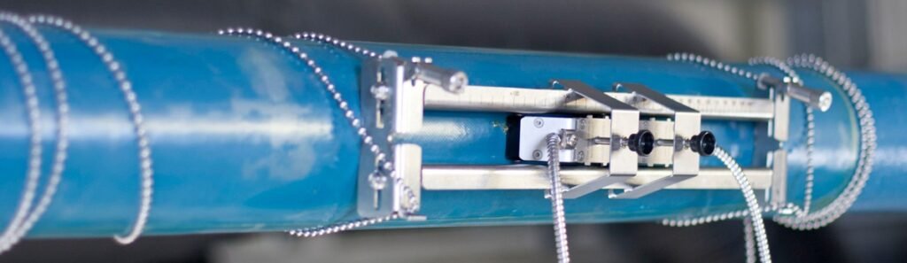 Débitmètre ultrason non intrusif de type clamp on installé sur une conduite d’air comprimé permettant une mesure de débit non intrusif sans perçage ni interruption du réseau industriel.