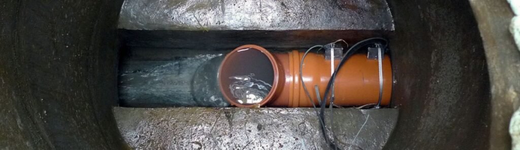 Débitmètre ultrason non intrusif de type clamp on installé sur une canalisation d’eau en réseau enterré permettant une analyse quanti eau et une mesure de débit non intrusif sans modification de la conduite.