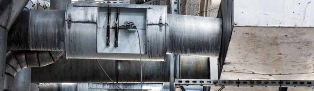 Débitmètre clamp-on non intrusif installé sur une conduite de cokéfaction pour la mesure de débit à très haute température en raffinerie