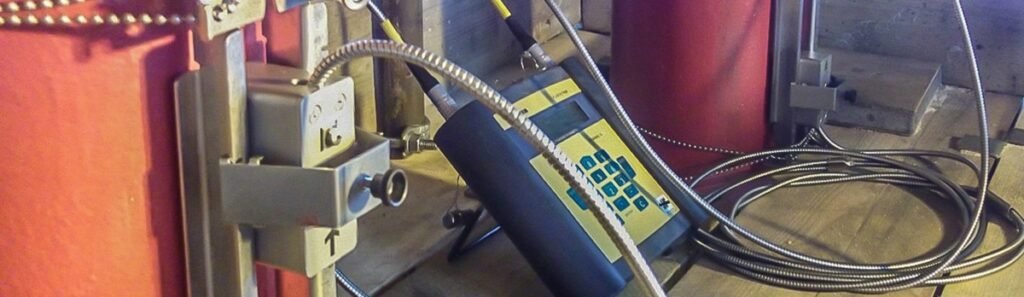 Débitmètre clamp-on non intrusif par ultrasons utilisé pour la surveillance du débit des pompes de sécurité incendie sur plateforme offshore