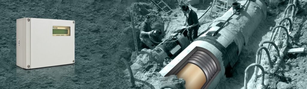 Débitmètre ultrason non intrusif de type clamp on installé sur une conduite transportant du béton sous pression permettant une mesure de débit non intrusif sans ouverture de la canalisation ni arrêt du chantier.