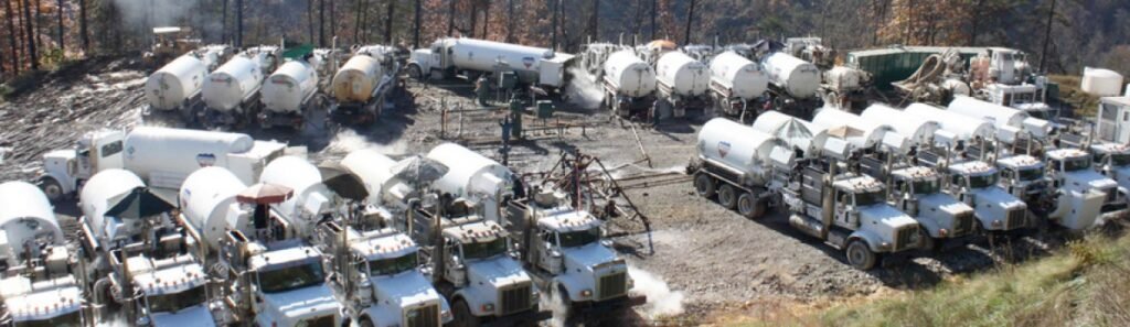 Installation de mélange de liquides de fracturation avec camions-citernes et mesure de débit non intrusive par débitmètre clamp-on
