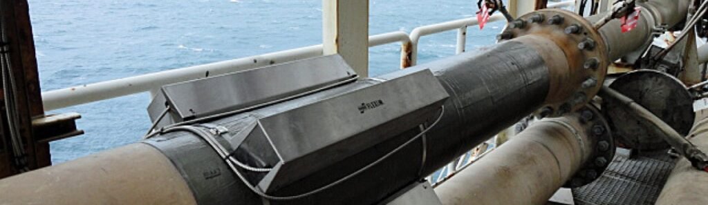 Débitmètre clamp-on non intrusif fixé à l’extérieur d’une canalisation industrielle métallique, installé sans perçage pour mesurer le débit du fluide en continu.