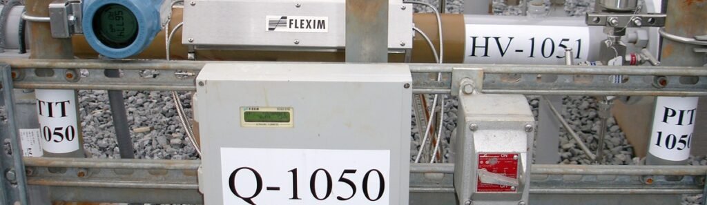 Débitmètre clamp-on non intrusif installé sur une installation de fracturation pour la mesure du débit de gaz, de pétrole et de saumure en retour de puits