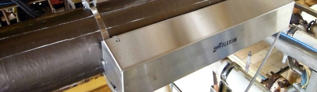 Débitmètre clamp-on non intrusif installé sur une conduite de gaz d’injection pour le contrôle précis du débit dans un puits pétrolier