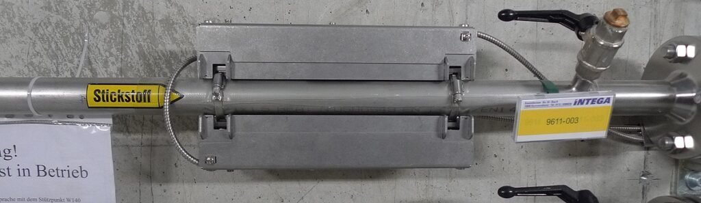 Débitmètre ultrason non intrusif de type clamp on installé sur une conduite de gaz inerte permettant une mesure de débit non intrusif sans ouverture de la canalisation ni arrêt du process industriel.
