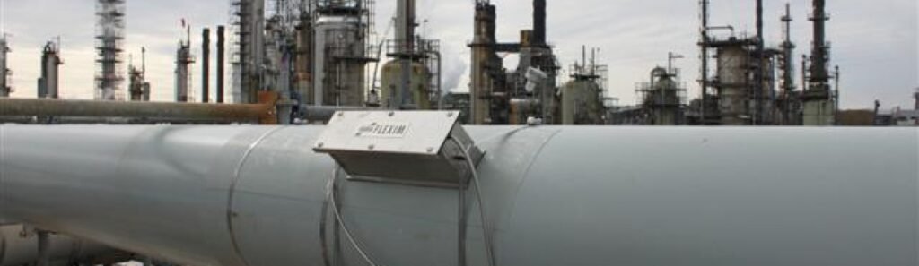 Débitmètre clamp-on non intrusif installé sur la conduite principale de gaz alimentant une chaudière en raffinerie pour une mesure de débit sans interruption de service