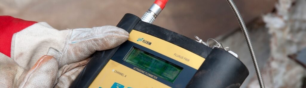 Débitmètre clamp-on non intrusif portable utilisé pour la mesure de débit de différents fluides en environnement industriel