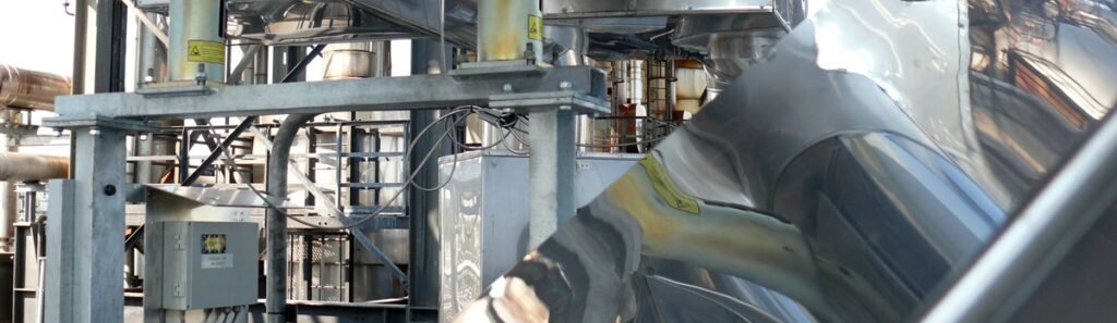 Débitmètre clamp-on non intrusif installé sur une conduite de distillation de goudron de houille pour la mesure de débit en raffinerie à très haute température