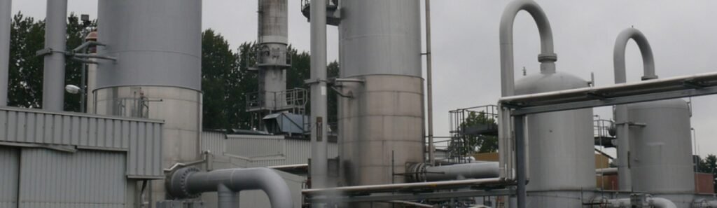 Débitmètre clamp-on non intrusif utilisé pour le contrôle du débit lors de la régénération du monoéthylène glycol (MEG) dans une installation de traitement du gaz naturel