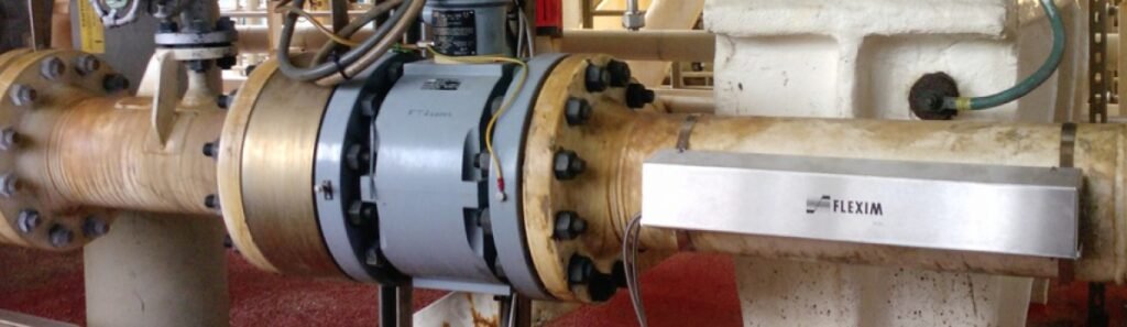 Débitmètre clamp-on non intrusif installé sur une conduite d’injection d’eau de mer pour la mesure de débit à haute pression sur plateforme offshore