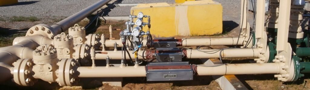 Débitmètre clamp-on non intrusif installé sur une ligne de tête de puits pour la mesure du débit de gaz en architecture MultiPad